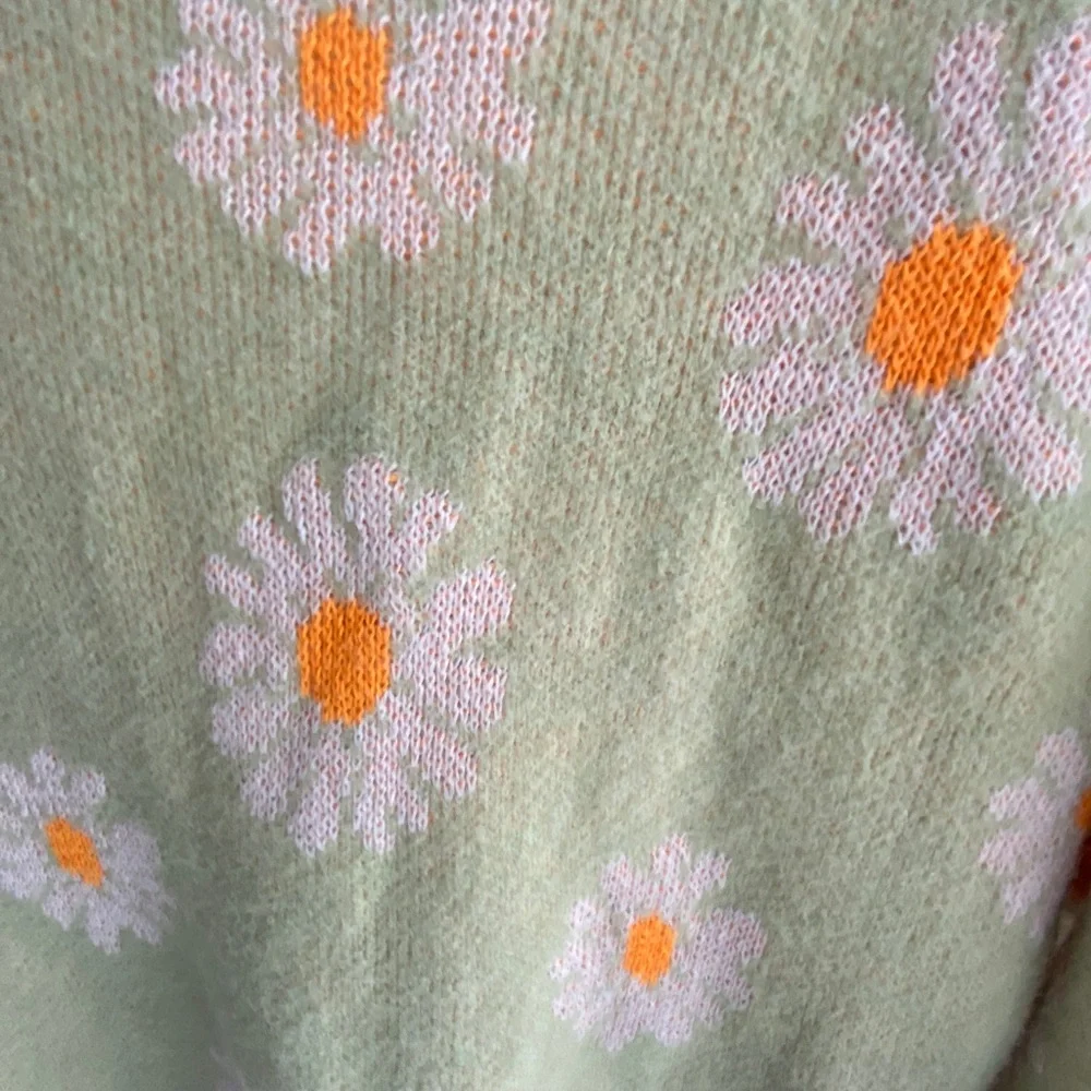 Light green cardigan/sweater, white & orange daisies.One size.Fun & flattering - Picture 6 of 12